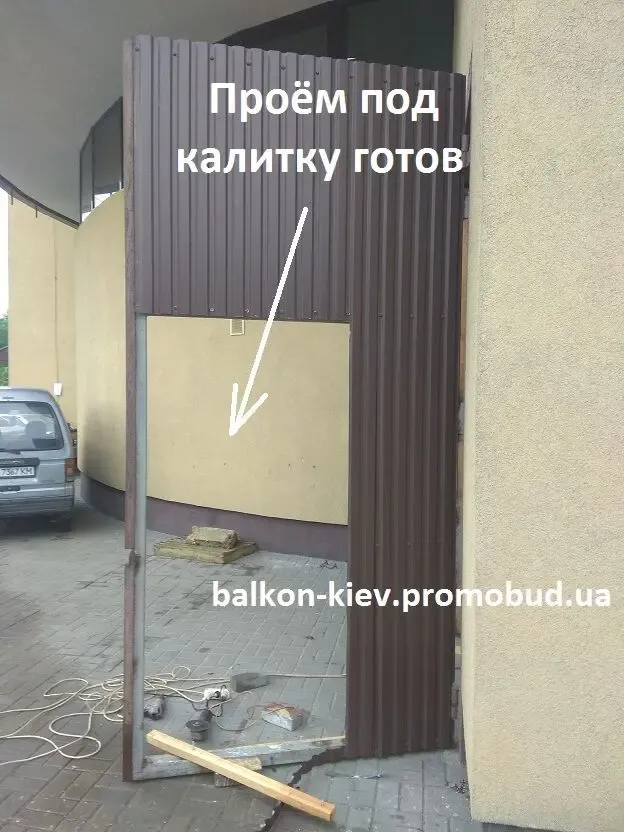 Устройство калитки в воротах склада 5