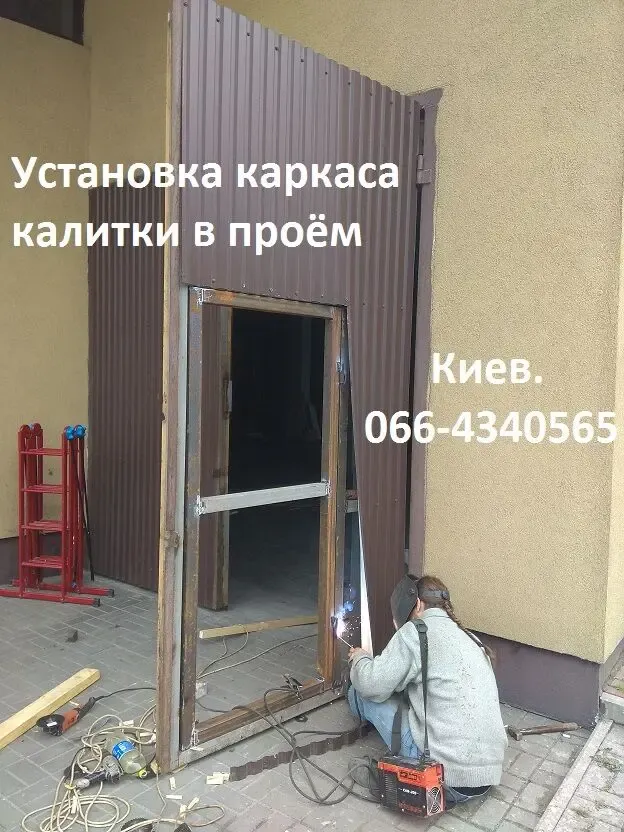 Устройство калитки в воротах склада 8