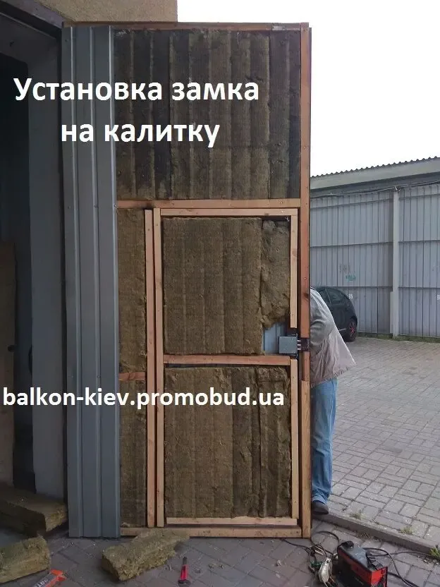 Устройство калитки в воротах склада 9