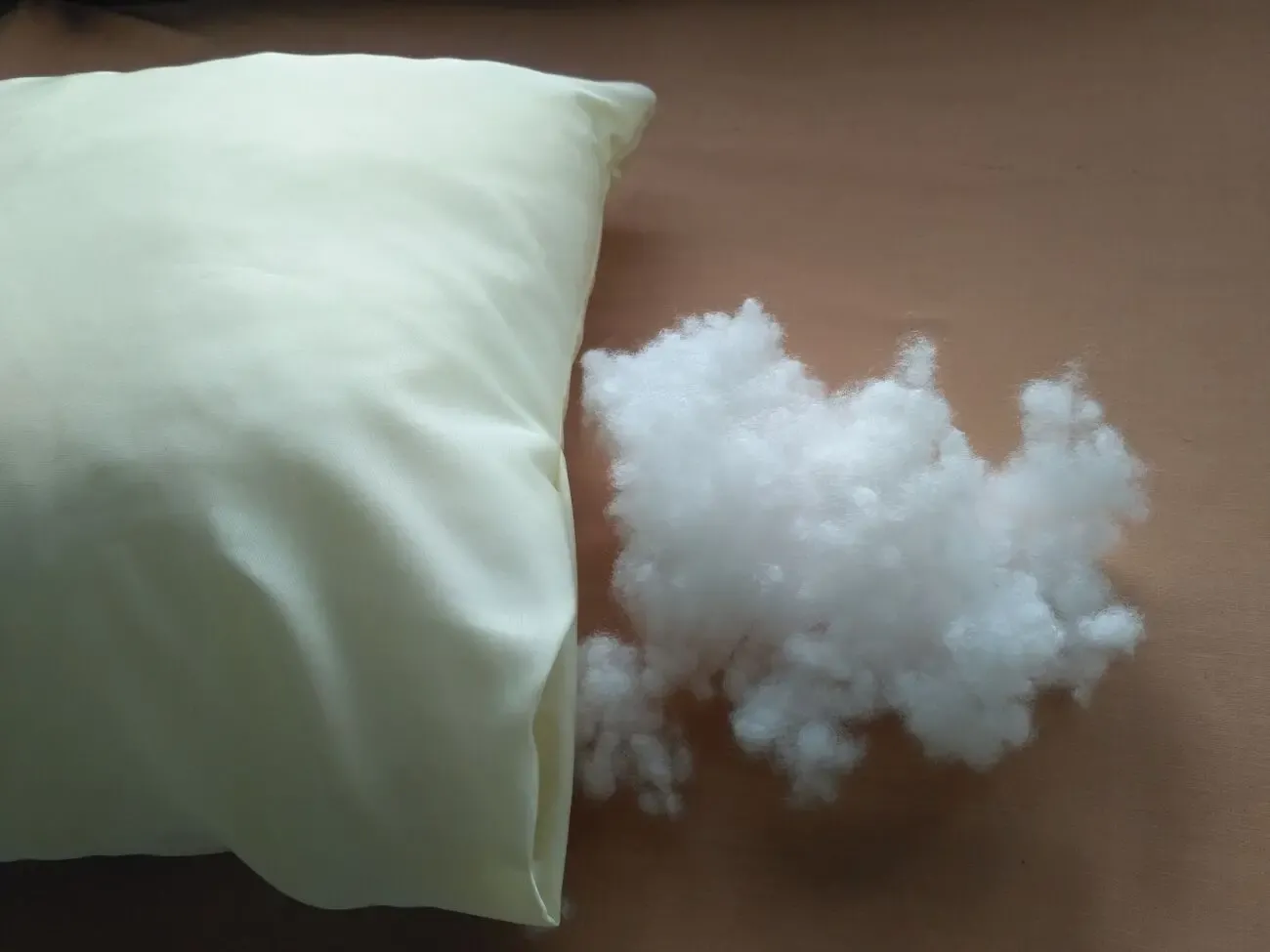 Декоративна подушка, коричнева з декоративною вставкою. 40см Х 40см. 10