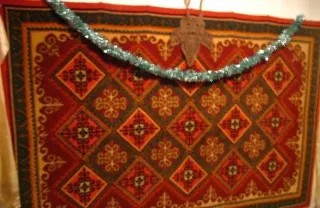 Ковёр 137 на 205 плотный, мягкий, аккуратный, яркий. без ворса. торг