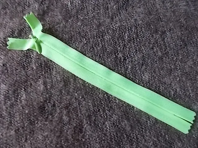 Застежка *молния* потайная салатно-неоновая L= 19 см 3