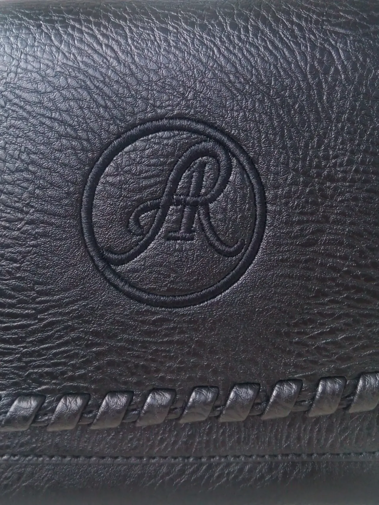 Наплечная сумочка с клапаном и вышивкой 2 цвета 6