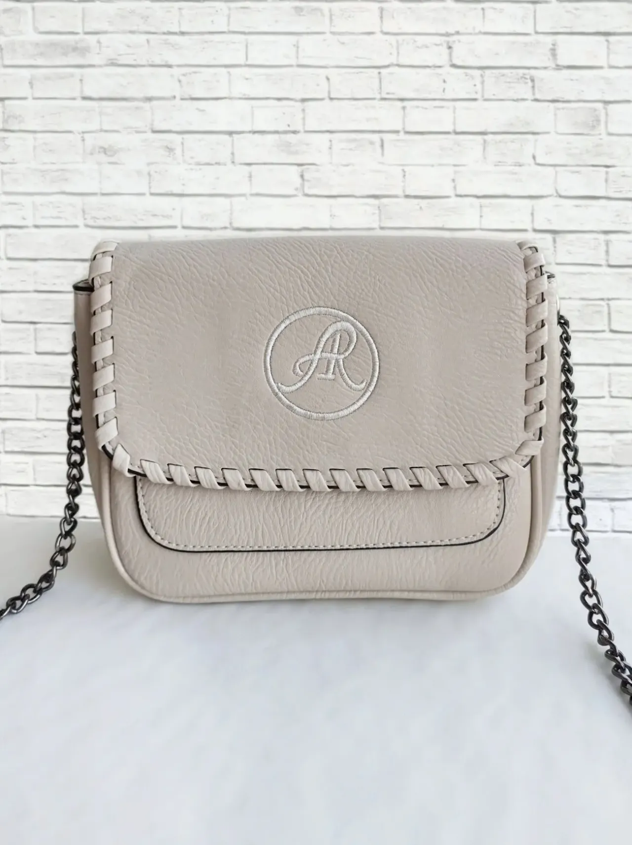 Наплечная сумочка с клапаном и вышивкой 2 цвета 7