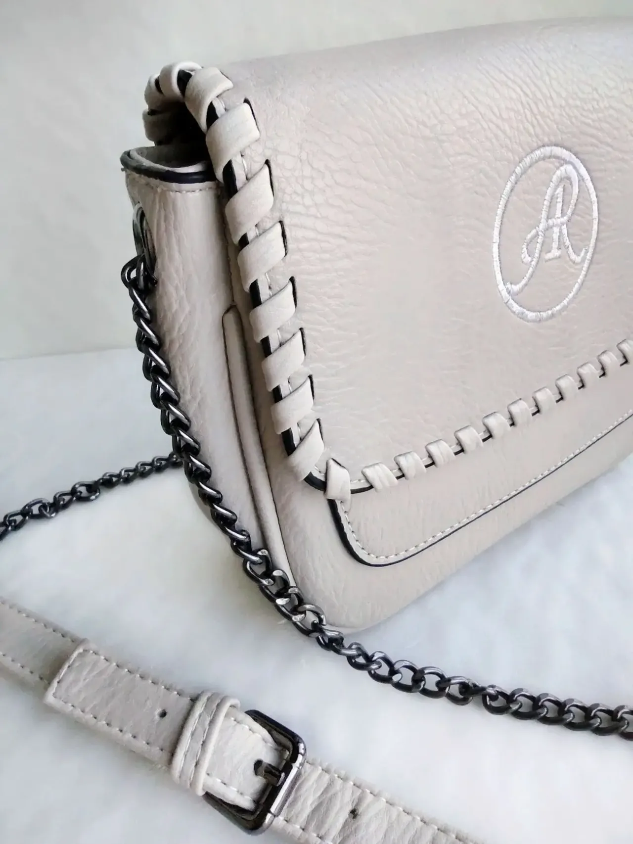 Наплечная сумочка с клапаном и вышивкой 2 цвета 9