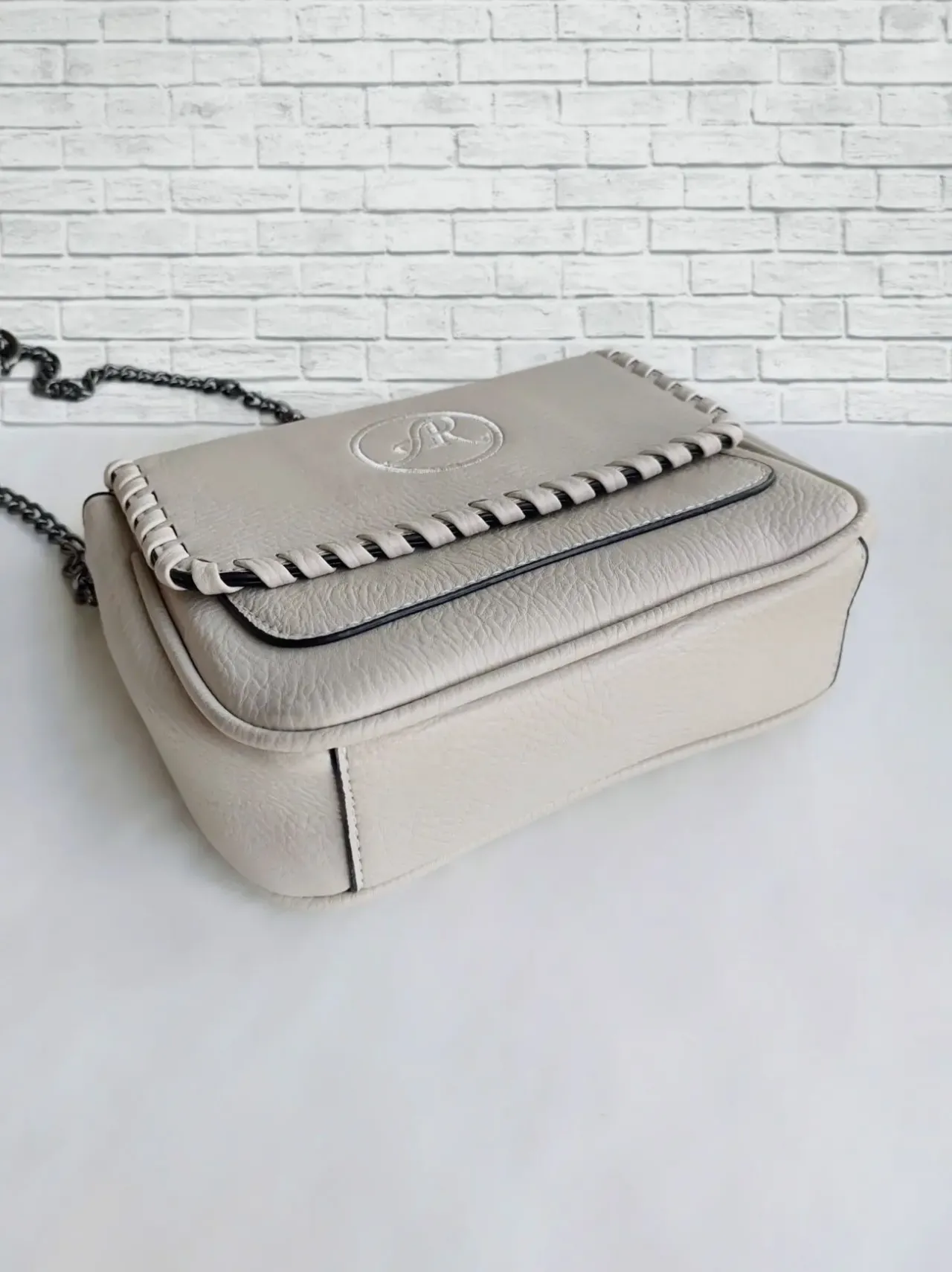 Наплечная сумочка с клапаном и вышивкой 2 цвета 10