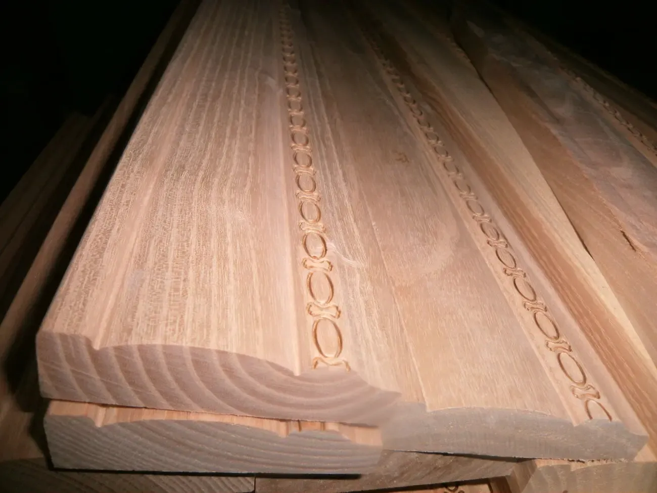 Плинтус тисненный -20 грн м.п. 2