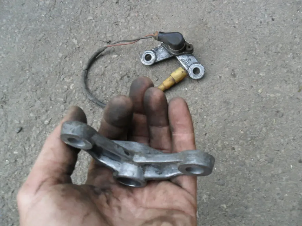 GM 90223433, Кронштейн датчика ABS Опель Омега, Сенатор, оригинал 7