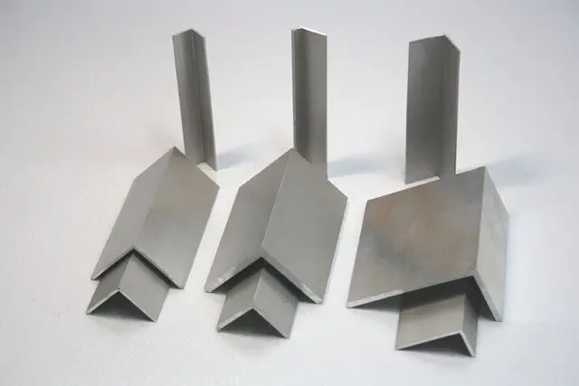 Уголок нержавеющий  20х20х3,0 AISI 304 2