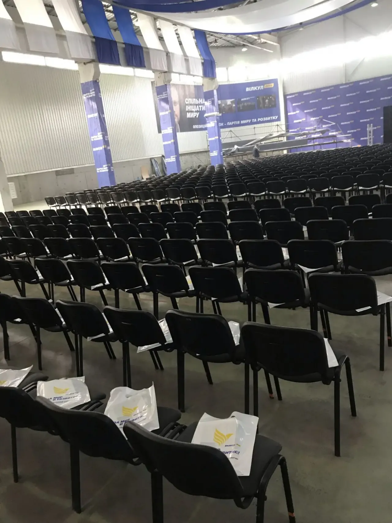 Оренда чорних м'яких стільців ізо для для конференцій 4