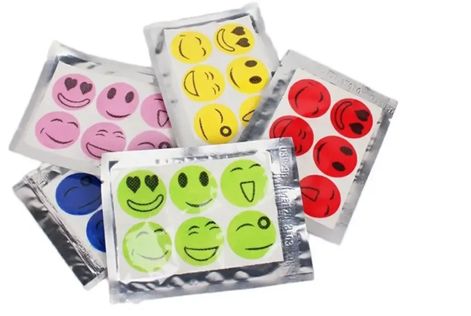 Смайлик наклейка від комарів.