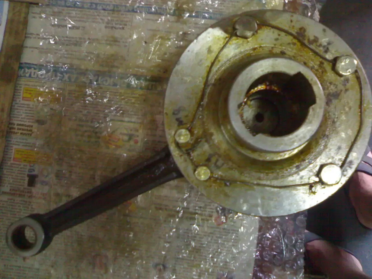 Колінвал на пилку для розпилювання туш ФРП з одним шатуном.