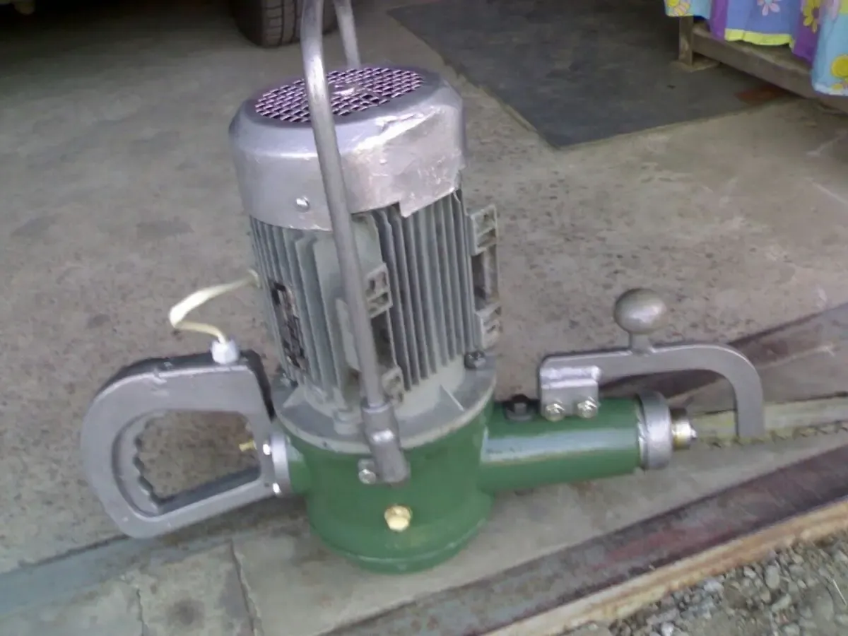 Колінвал на пилку для розпилювання туш ФРП з одним шатуном. 10