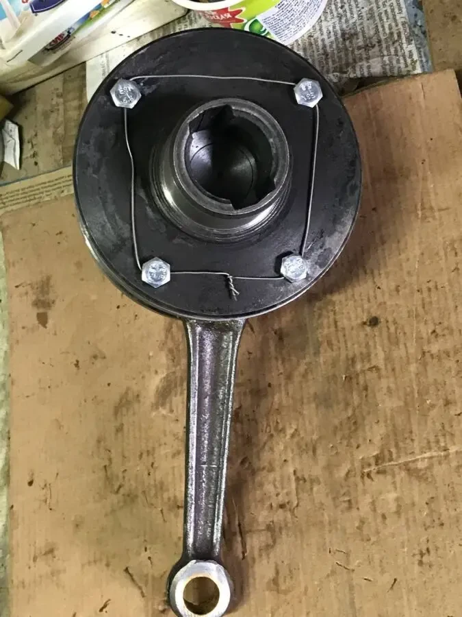 Колінвал на пилку для розпилювання туш ФРП з одним шатуном.