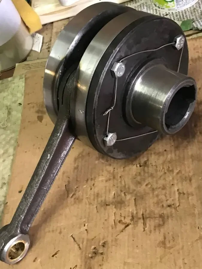 Колінвал на пилку для розпилювання туш ФРП з одним шатуном. 10