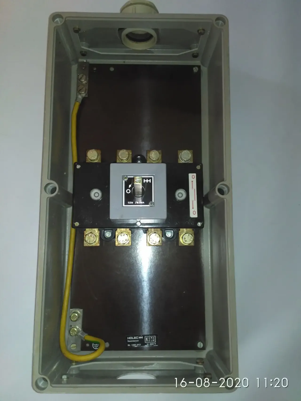 Ящик с 4-полюсным выключателем нагрузки 250А 660V и клеммой PE 2