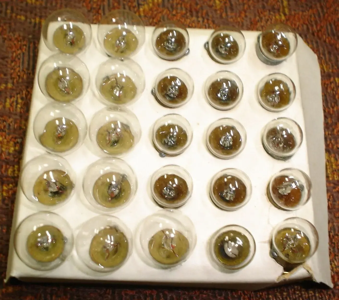 Лампочки разных типов и напряжений.