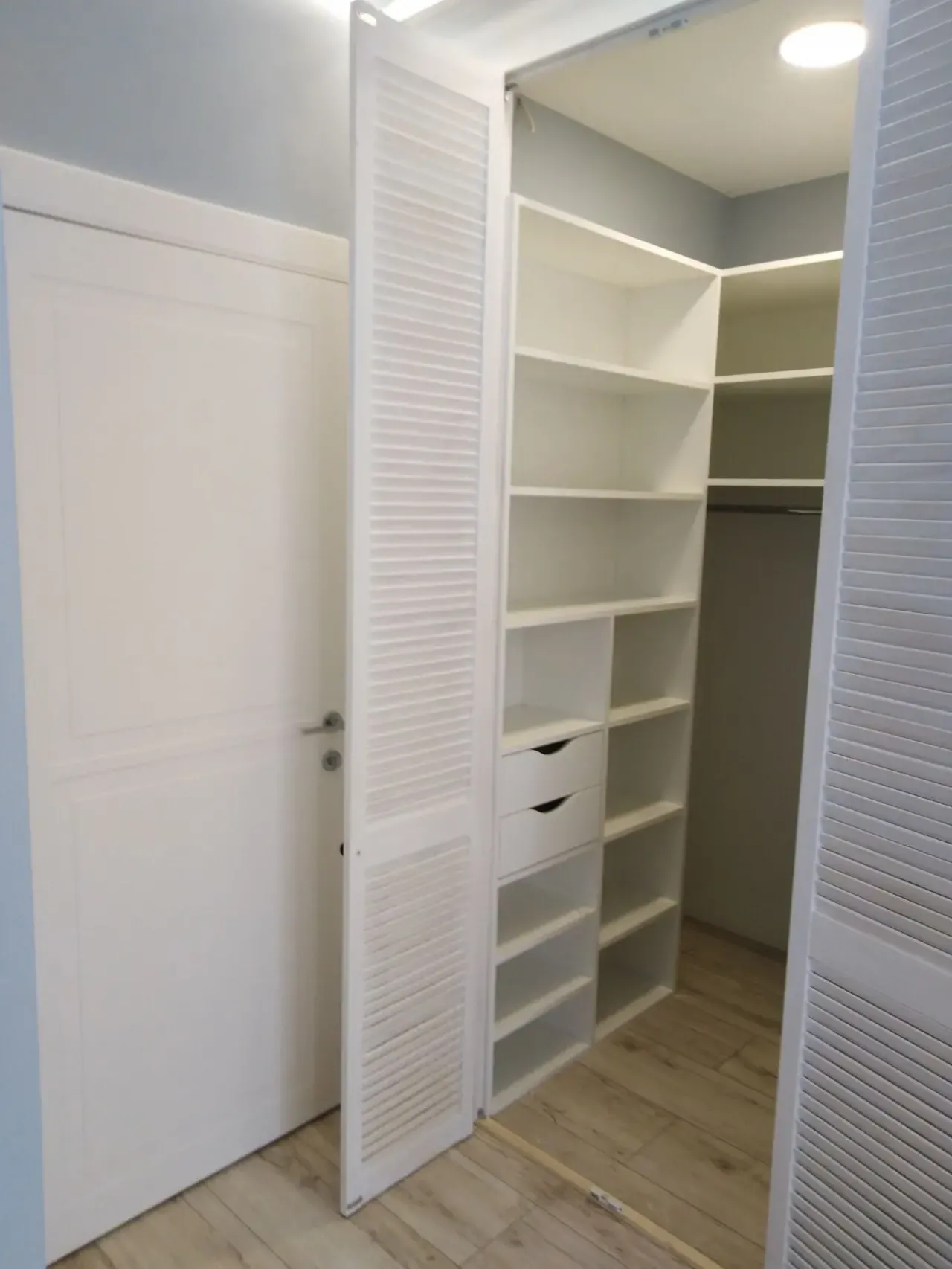 Шкаф из жалюзийных фасадов 6