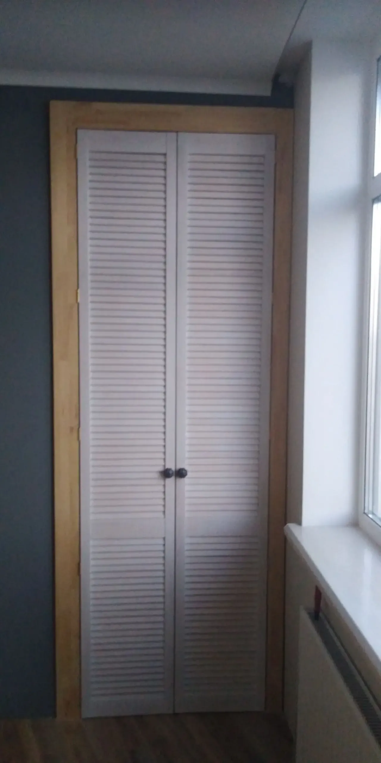 Шкаф из жалюзийных фасадов 9