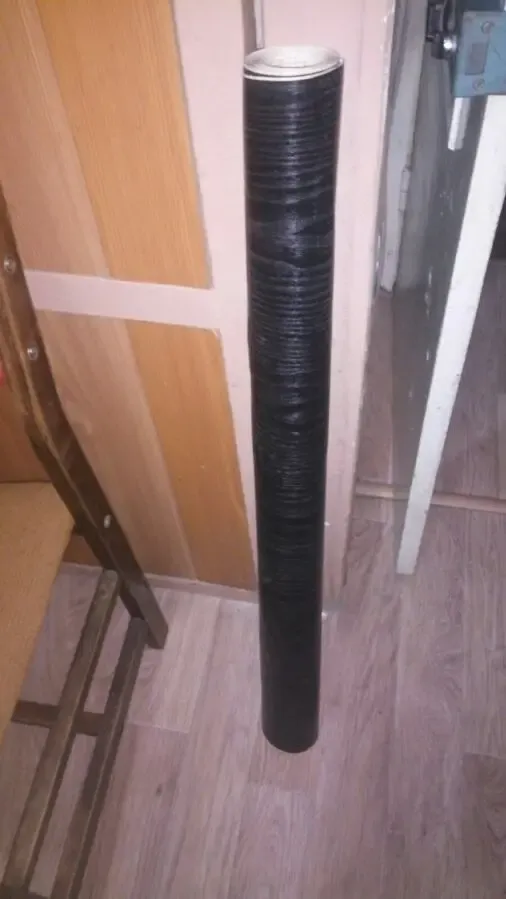 Бумага самоклеящаяся на входную дверь.