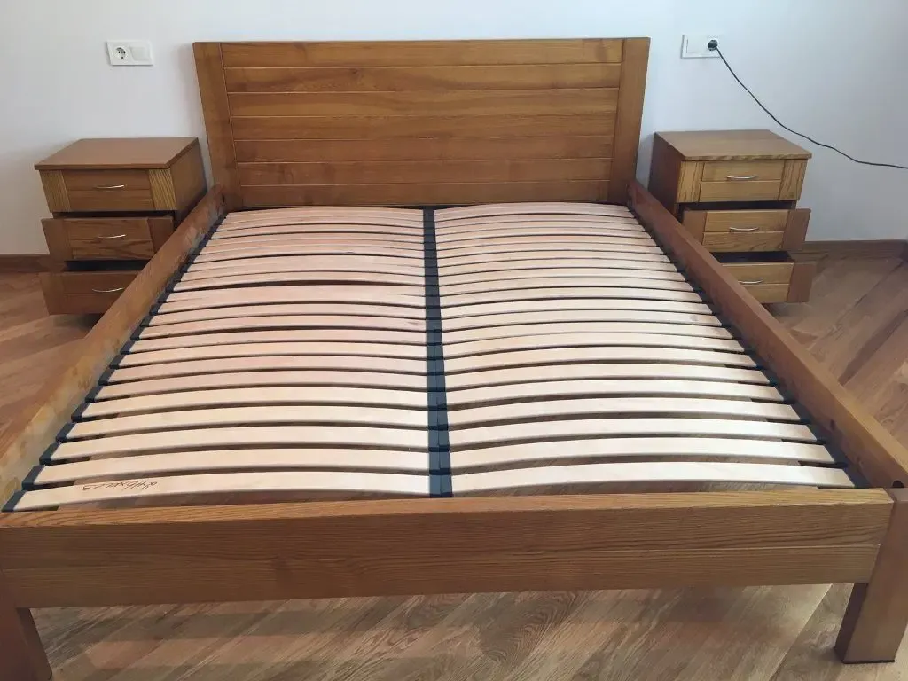 Кровать из массива дерева