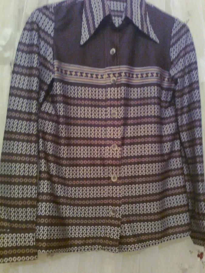 Стильная рубашка шоколадного цвета  хорошего качества, сирия