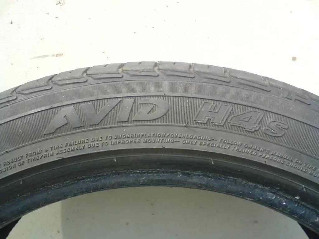 продам резину 215Х45 R17 лето 4 шт YOKOHAMA 2