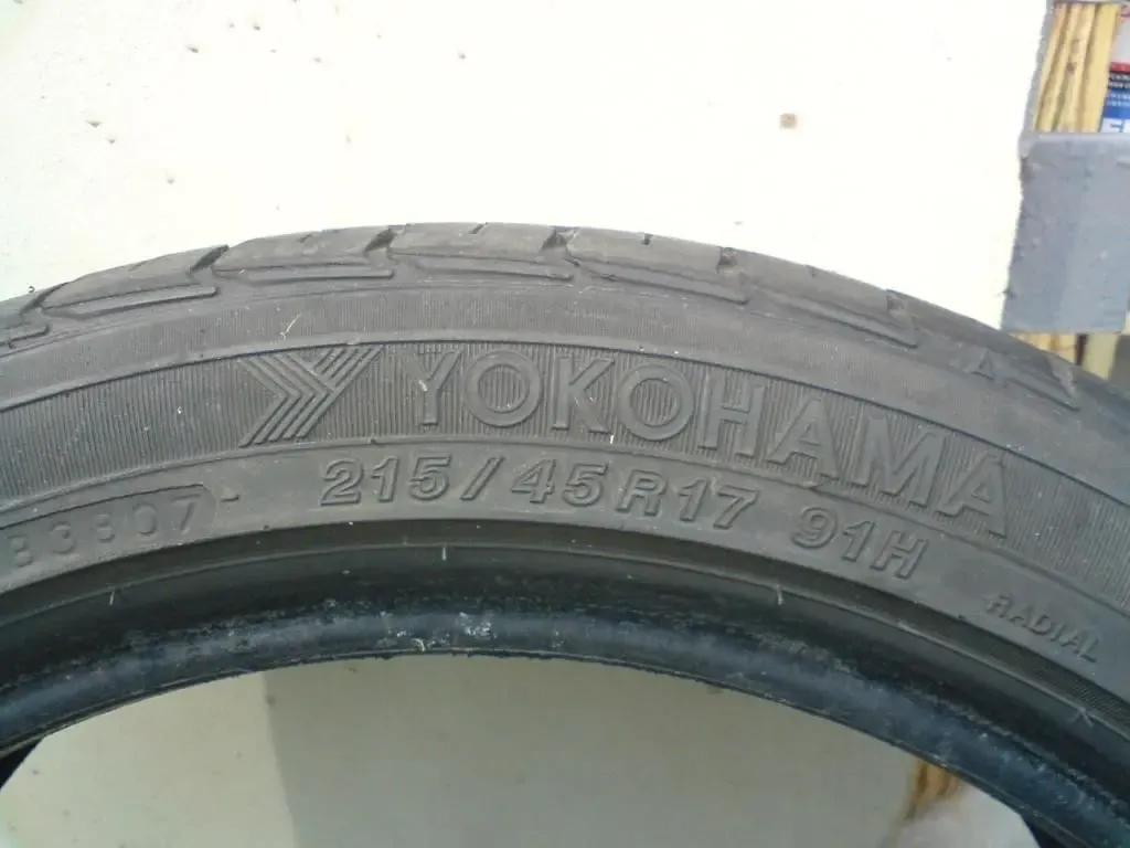 продам резину 215Х45 R17 лето 4 шт YOKOHAMA 3