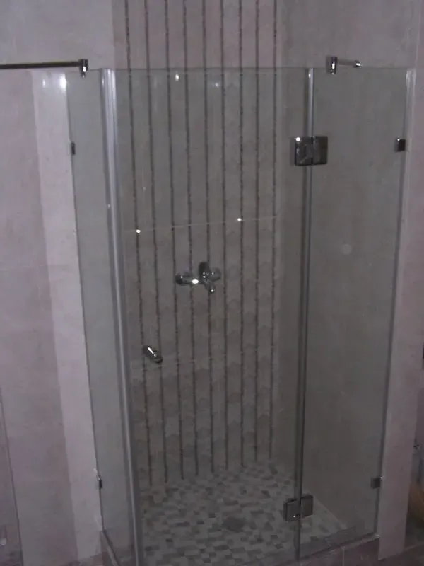 Угловые и пристенные душевые кабины недорого по нестандартным размерам