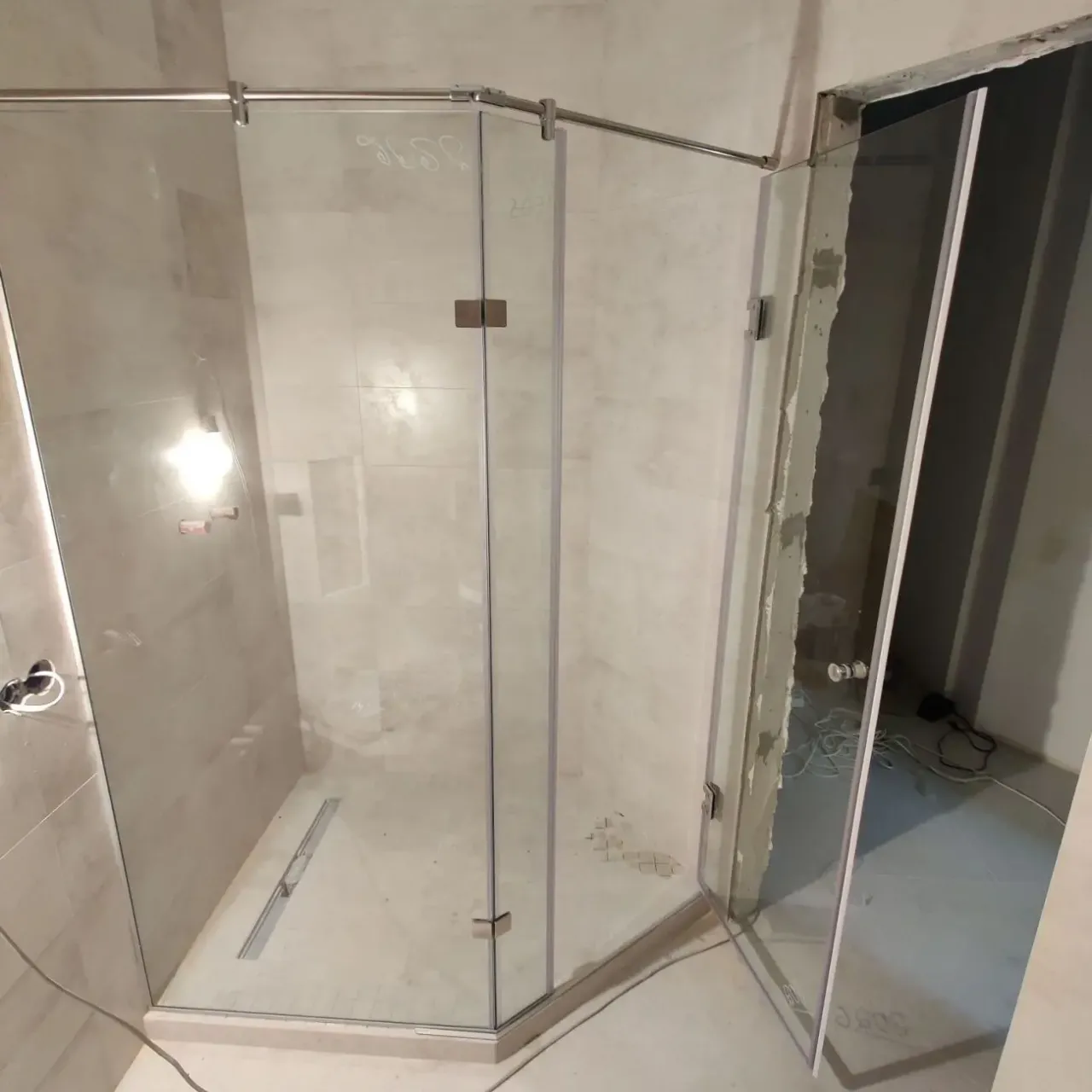 Угловые и пристенные душевые кабины недорого по нестандартным размерам 5