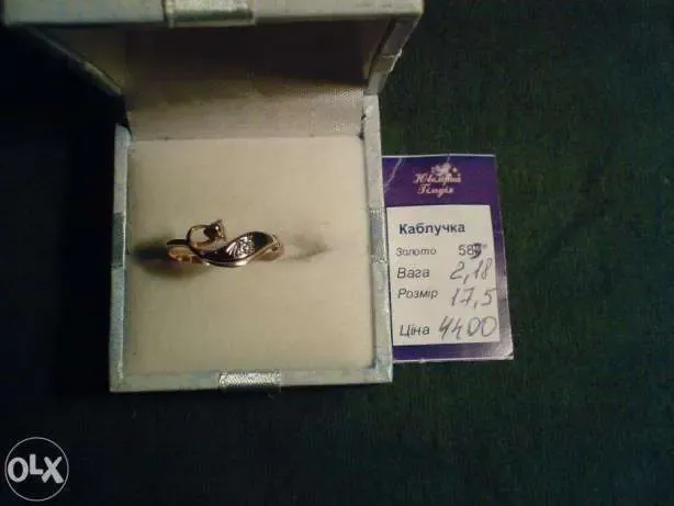 Продам кольцо золотое с бриллиантом женское 2