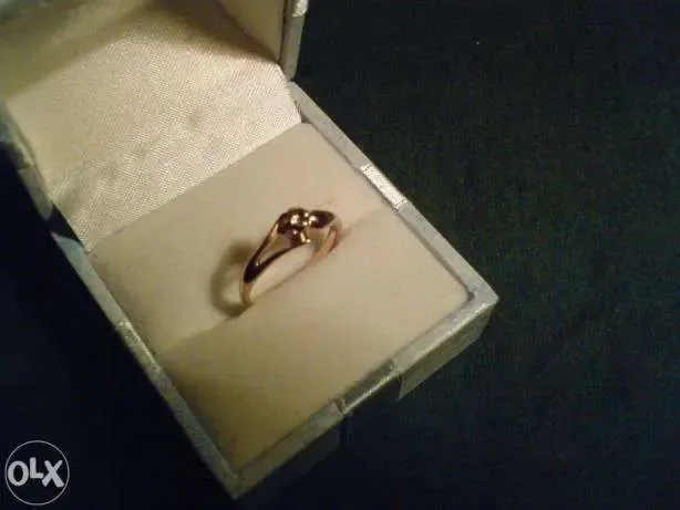 Продам кольцо золотое с бриллиантом женское 5