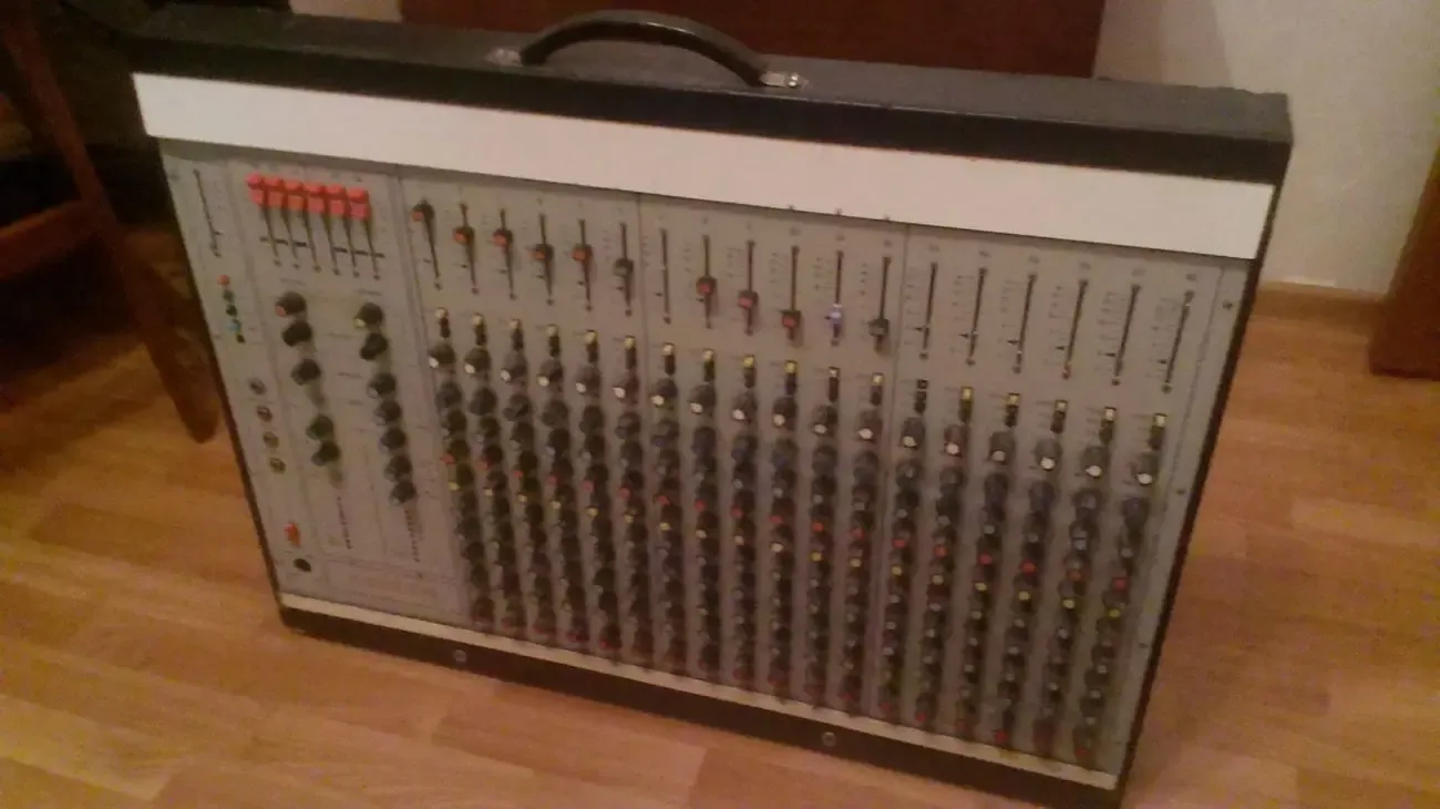 Продам микшерский пульт Дельта 18 в рабочем состоянии.