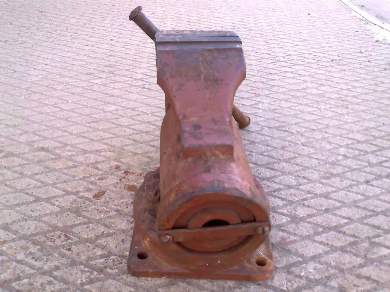 Тиски поворотные,длина губок 80 мм. пр-ва СССР. 3