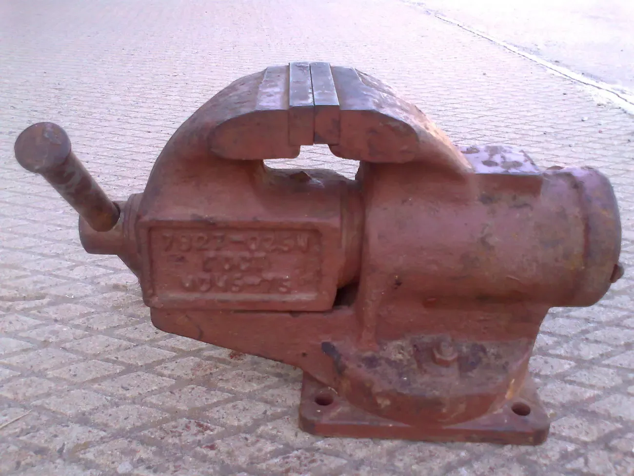 Тиски поворотные,длина губок 80 мм. пр-ва СССР. 2