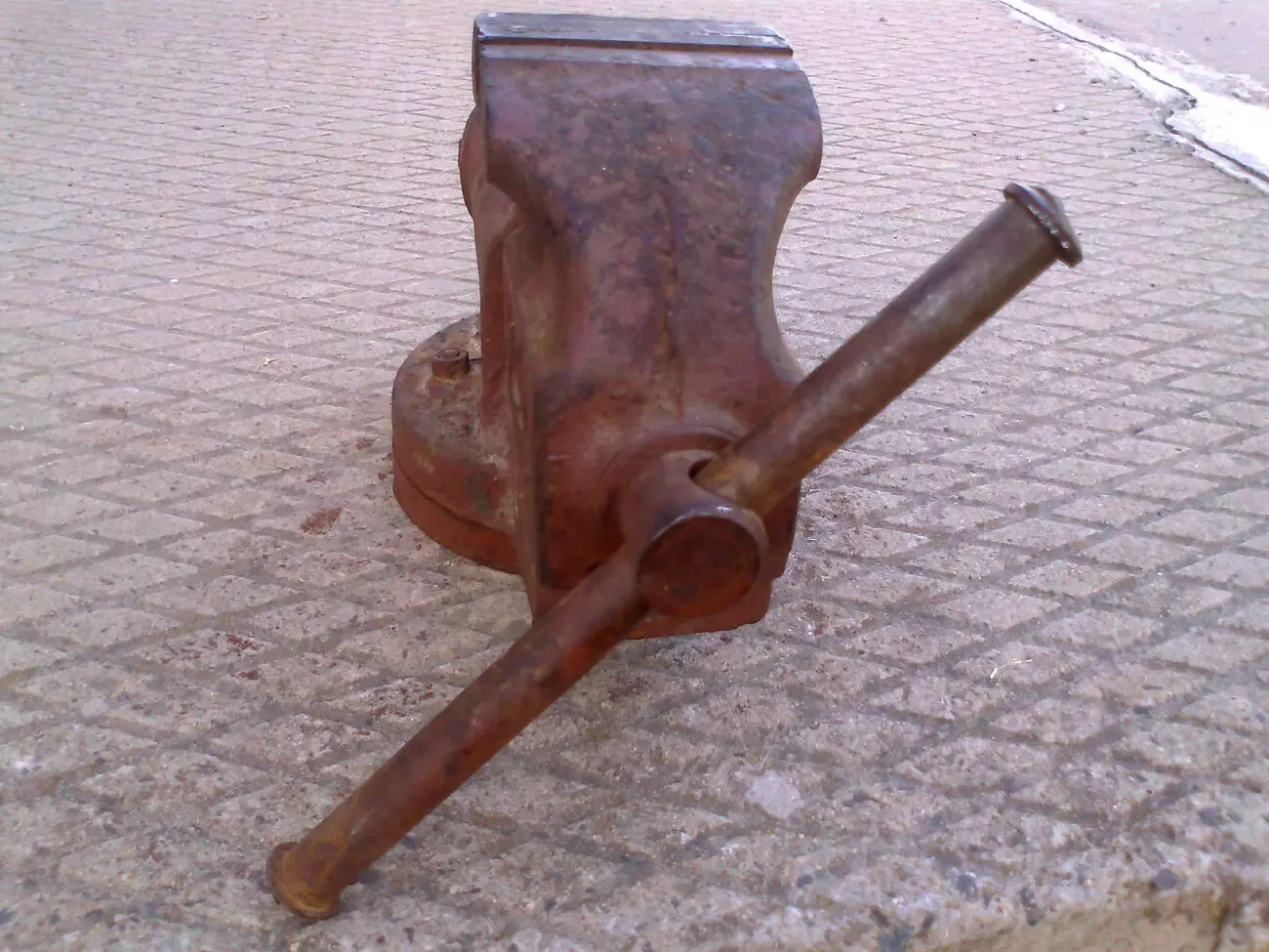 Тиски поворотные,длина губок 80 мм. пр-ва СССР. 4