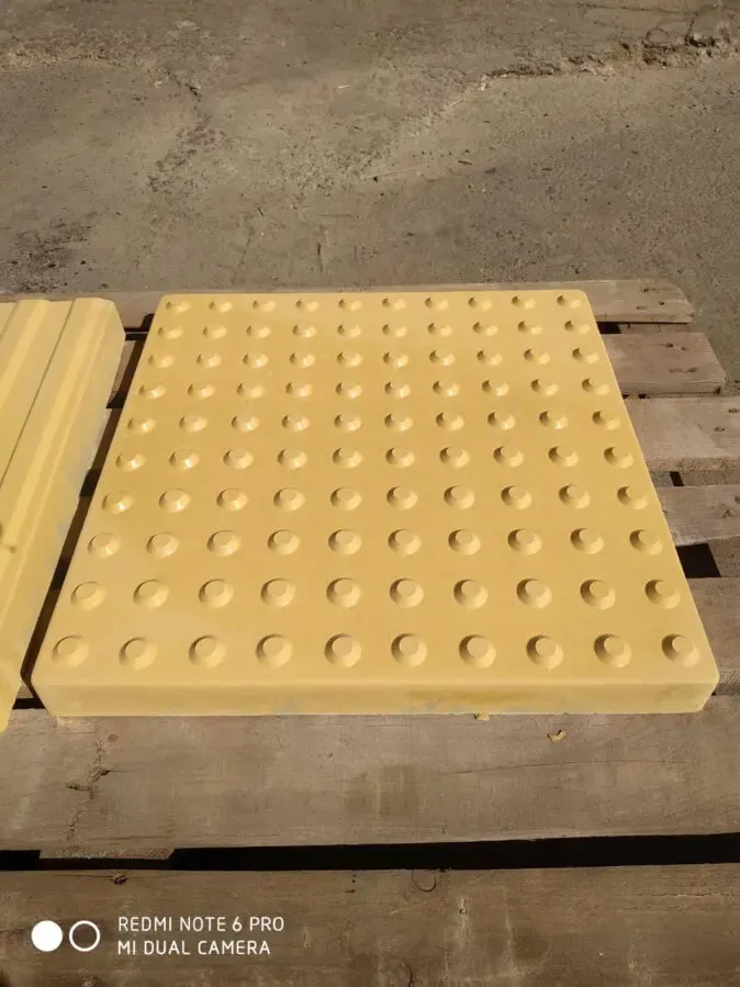 Плитка тактильная 500х500х60 бетонная, желтая 3