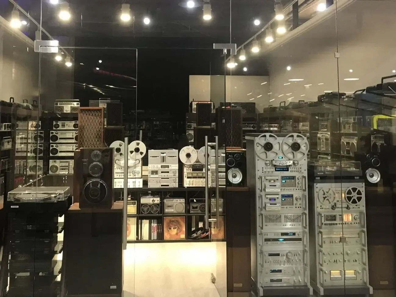 Куплю аудиотехнику. Усилитель, проигрыватель, магнитофон, акустику.