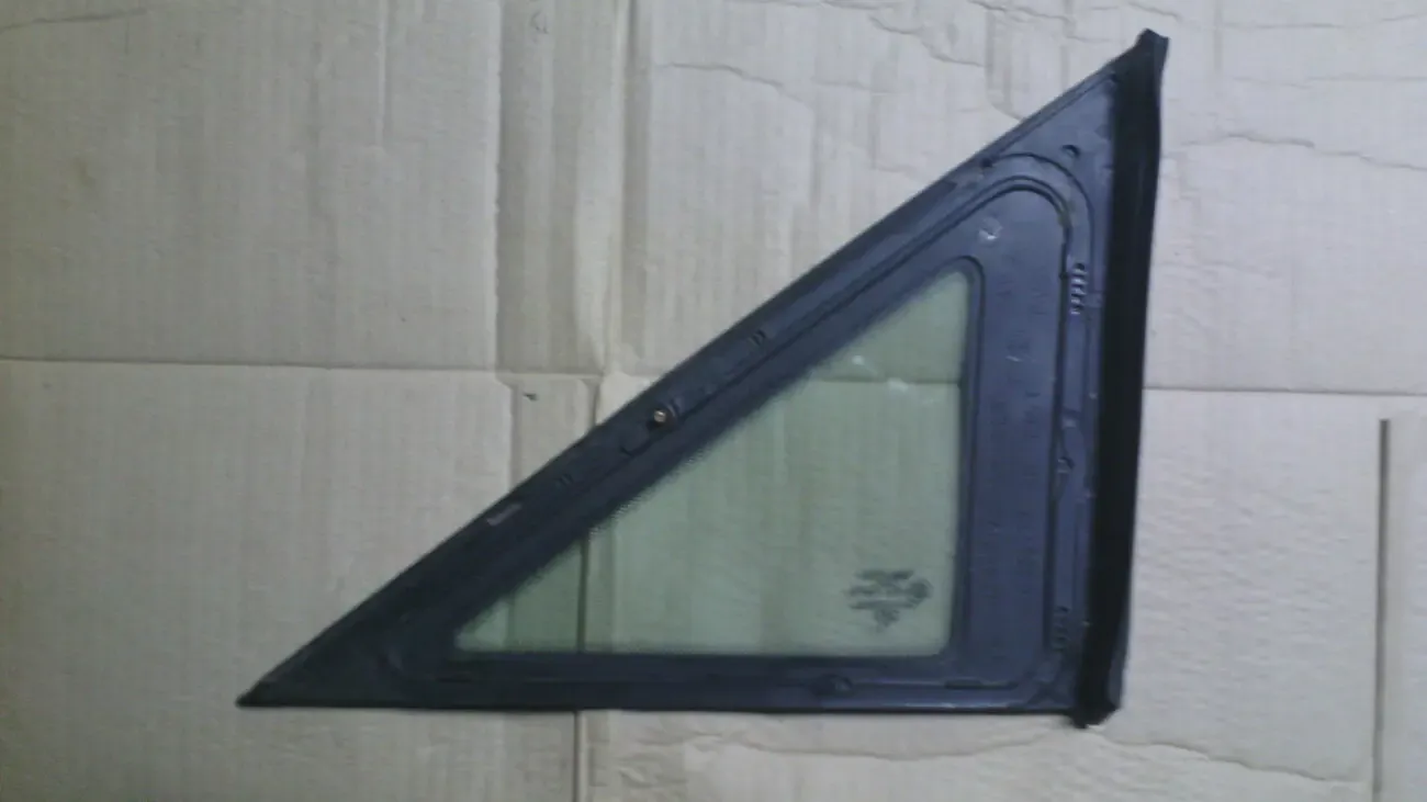 Стекло боковое заднее левое 90229175 Опель Омега 87-93г.в. седан. 2