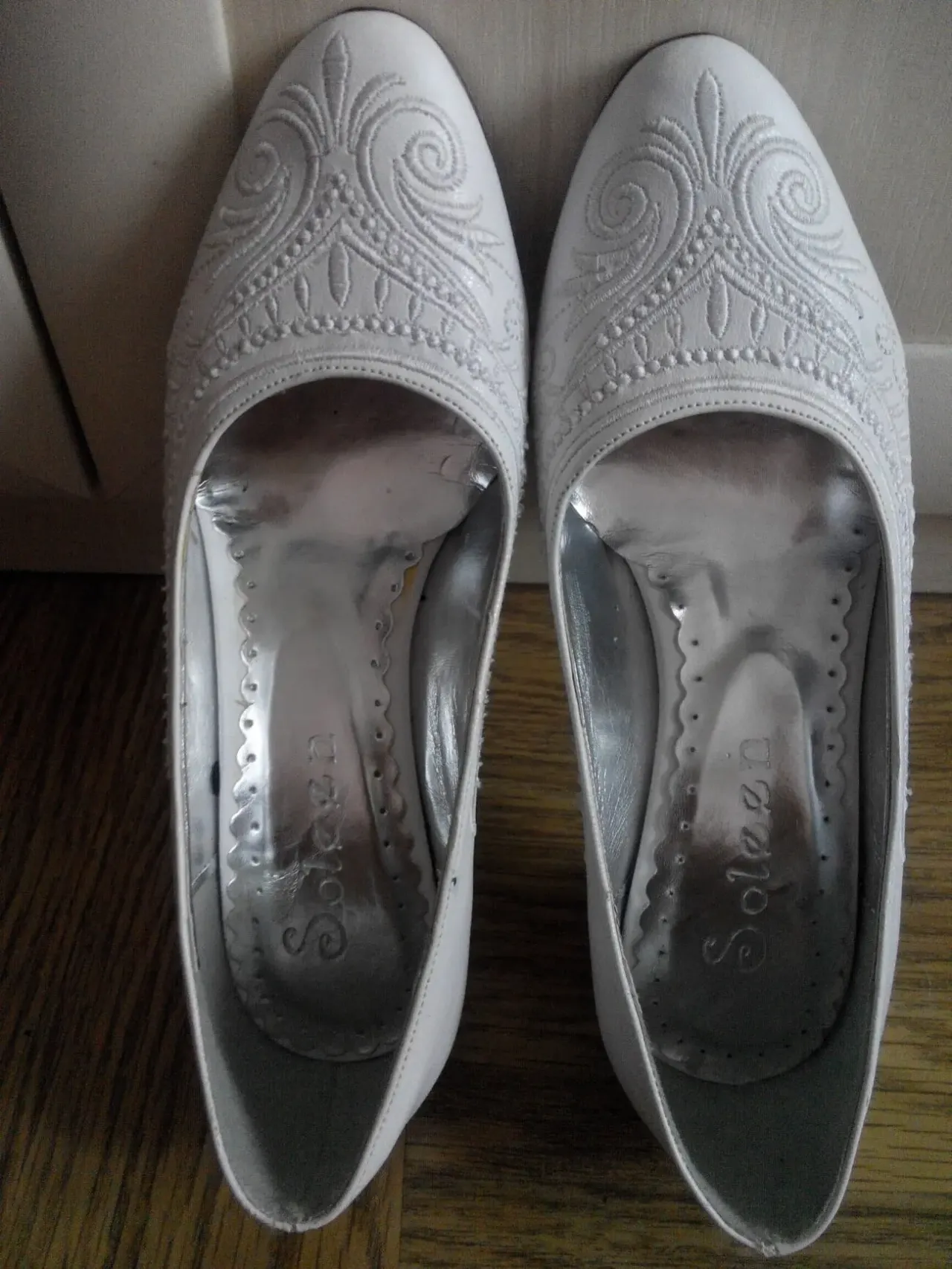 Білі весільні туфлі