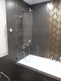 Стекло душевой кабины и перегородки для ванной