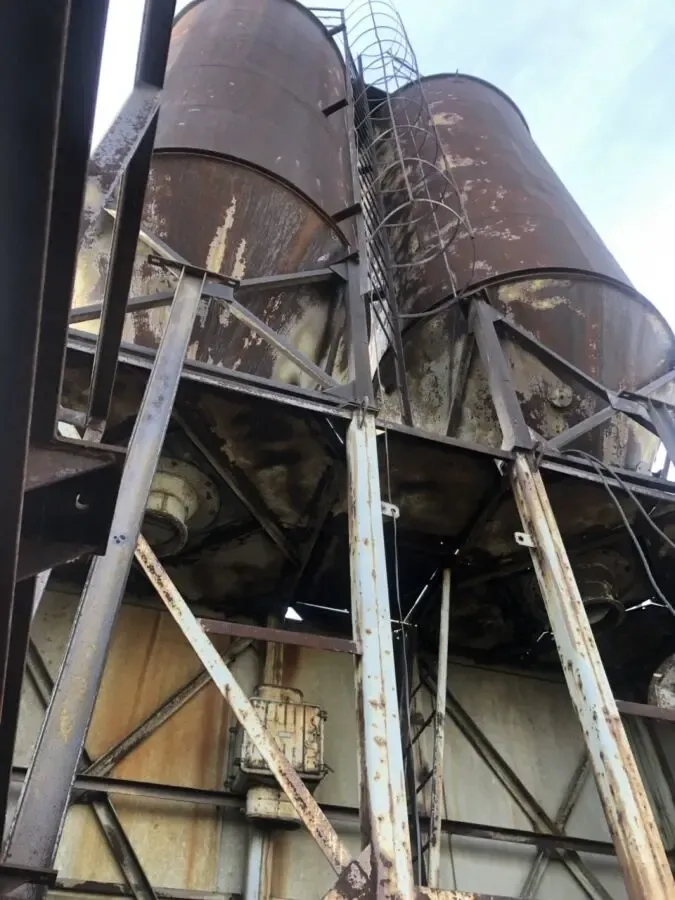 Силос для цемента и сыпучих материалов , бочка , емкость с стойками