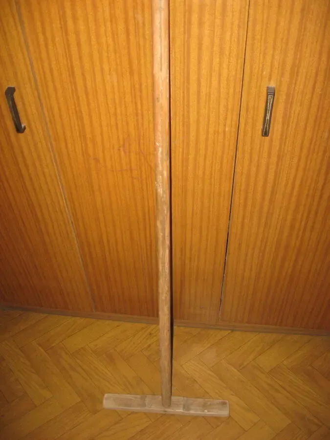 Швабра деревянная.