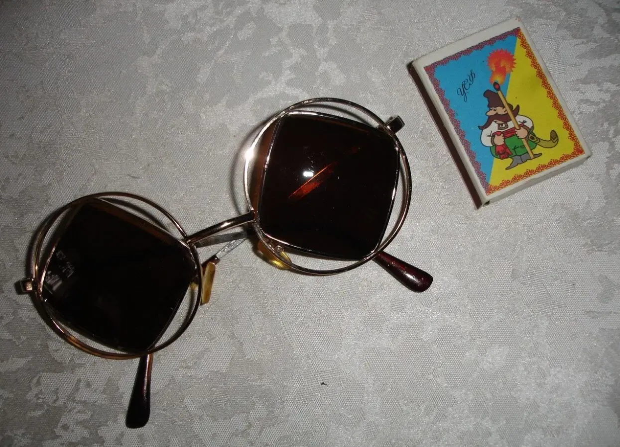 Очки/окуляри-ромби сонцезахисні, в округлій металевій оправі; УНІСЕКС