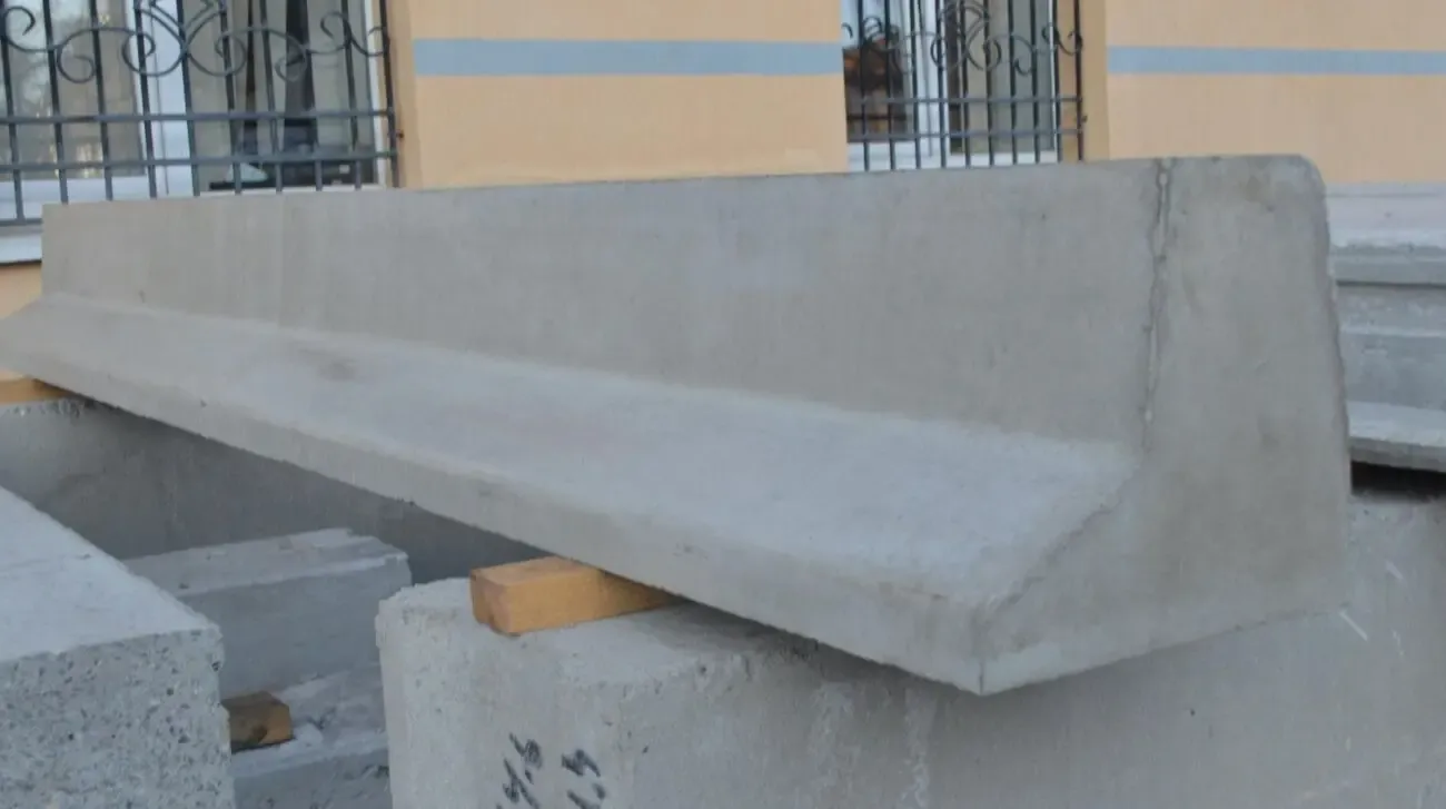 Армований борт (дорожній)