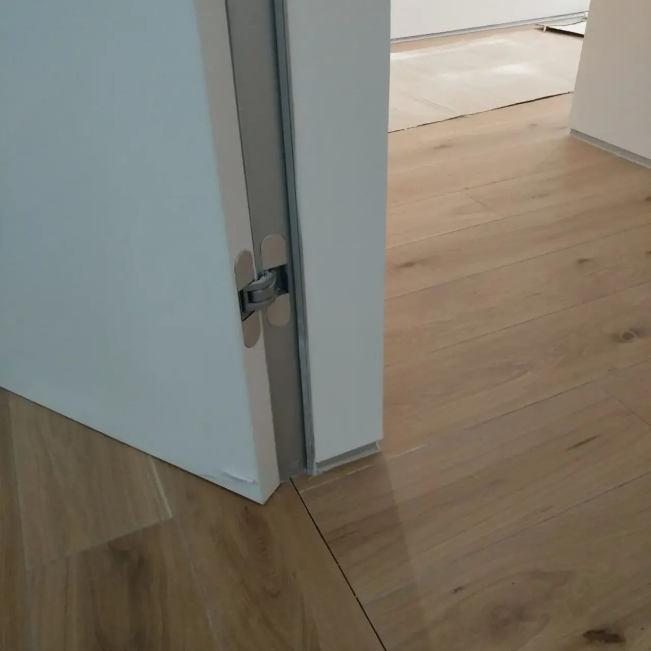 Алюмінієвий Плінтус Прихованого Монтажу Анодований 3