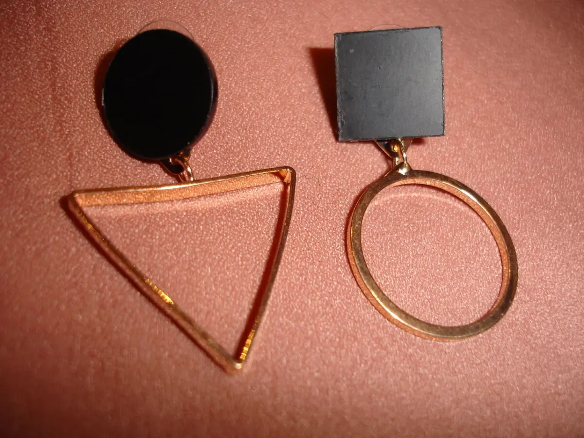 Серьги/сережки/кульчики з жовтого металу, НОВІ, довгі; три пари 8