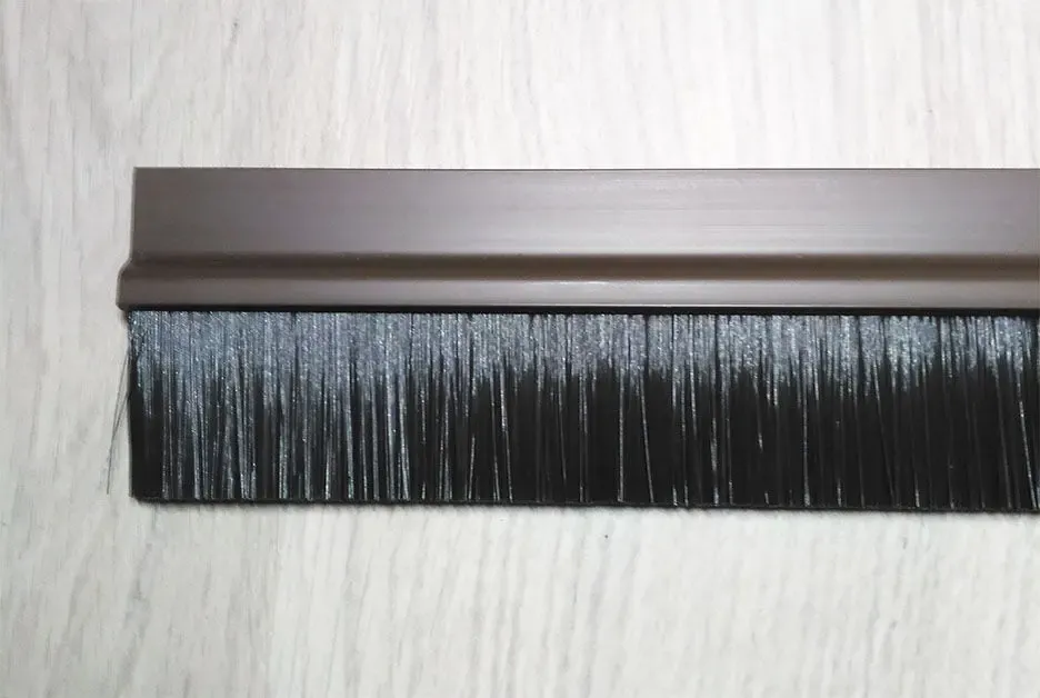 Щітка ущільнювальна повітрообмежувач 30мм для дверей та воріт