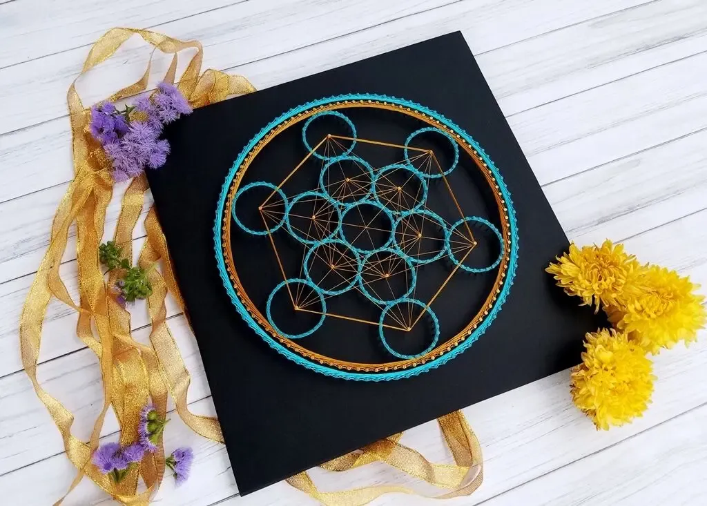 Картина Куб Метатрона, золотистый декор, стринг арт геометрия 7