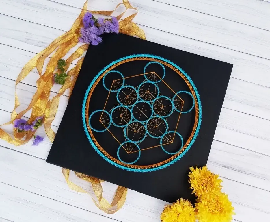 Картина Куб Метатрона, золотистый декор, стринг арт геометрия 8